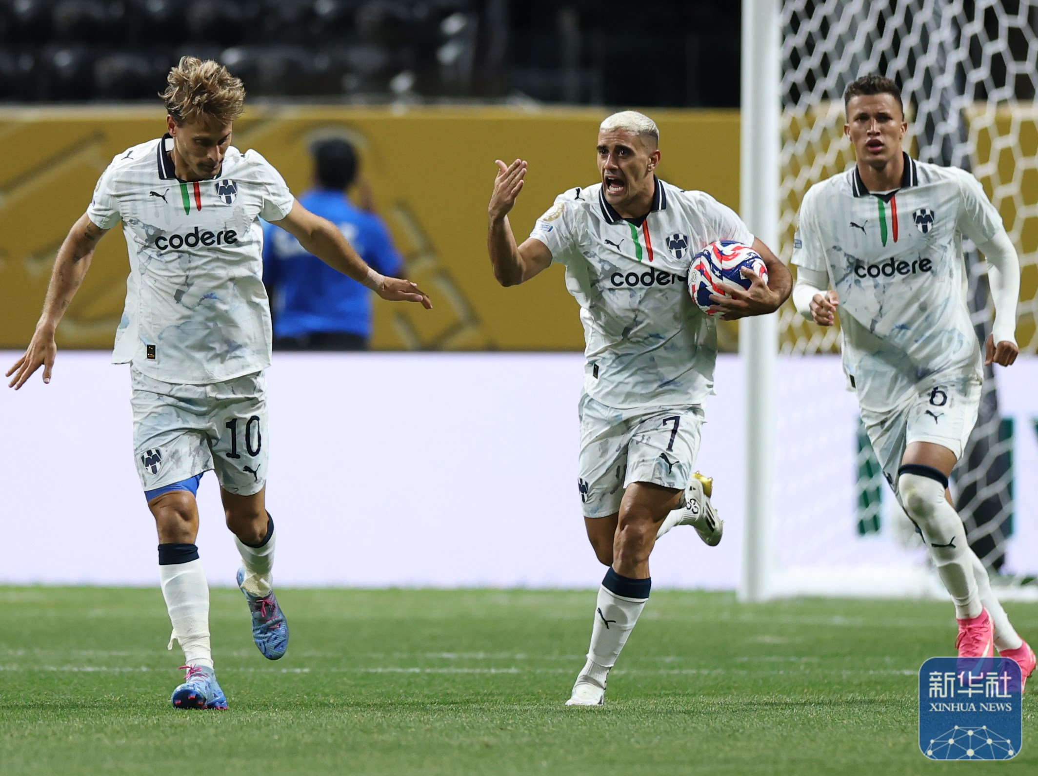 包含多特蒙德训练开放日，窗口期绝杀压哨引观众欢呼，世预赛在即，年轻球员获得机会的词条