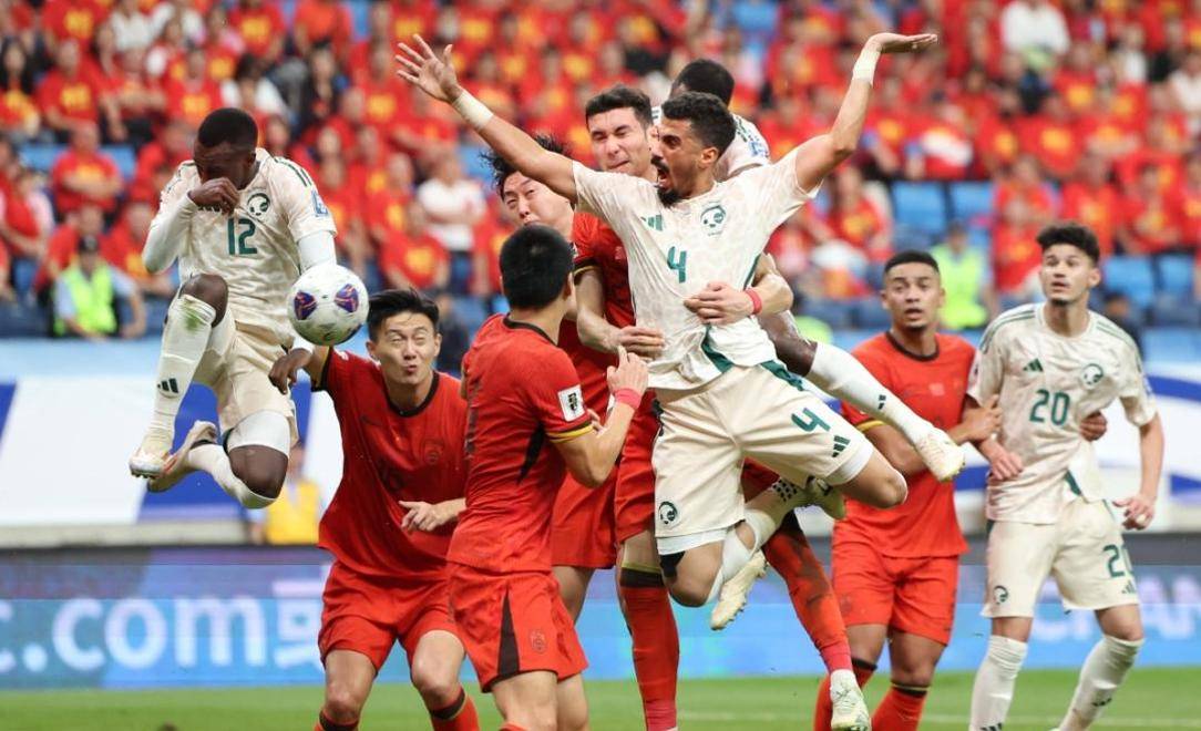 包含多特蒙德训练开放日，窗口期绝杀压哨引观众欢呼，世预赛在即，年轻球员获得机会的词条