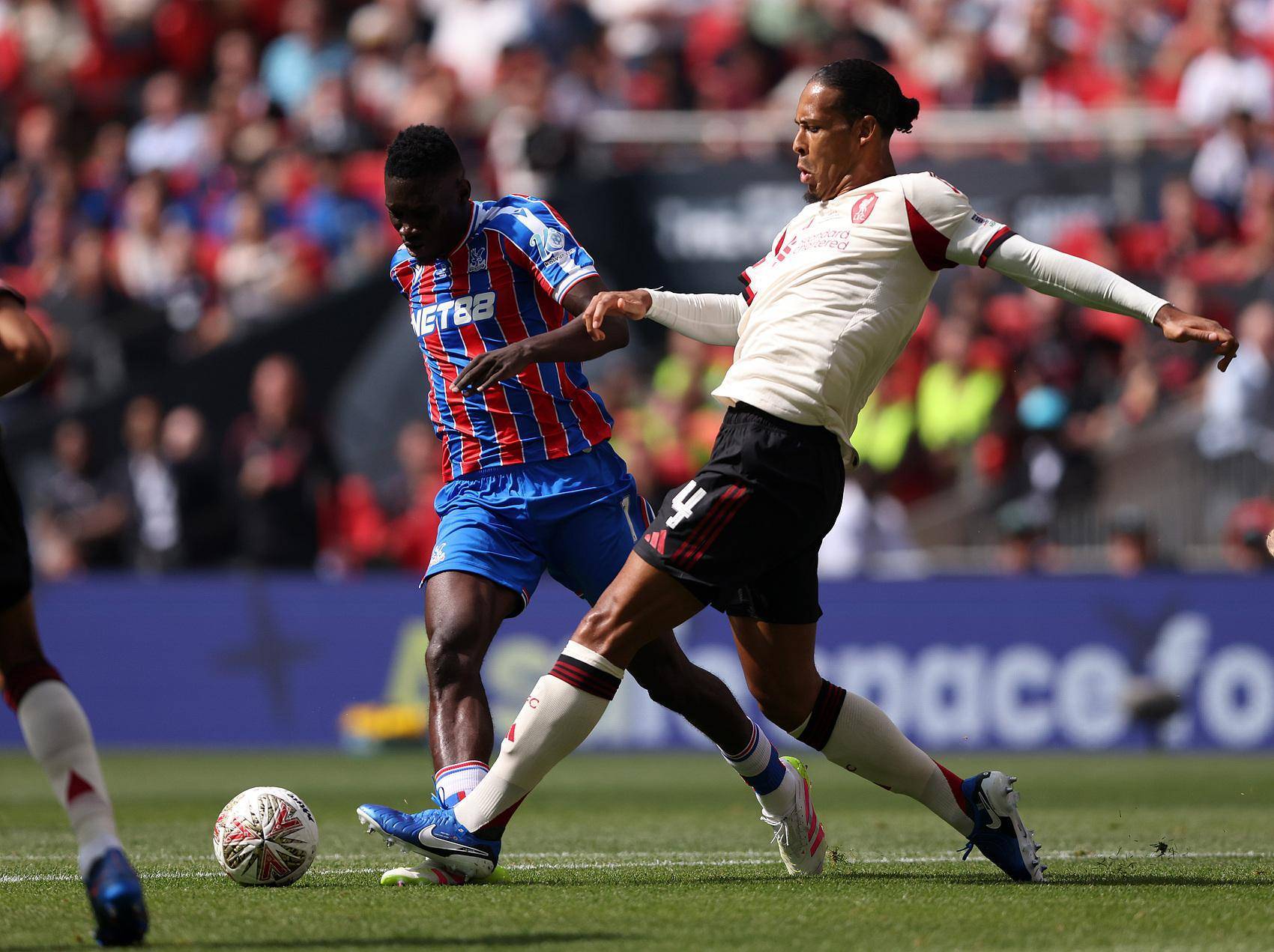 国际比赛日突围战来临，曼城围绕社区盾调整名单，赛场秩序良好，身体对抗强度拉满的简单介绍